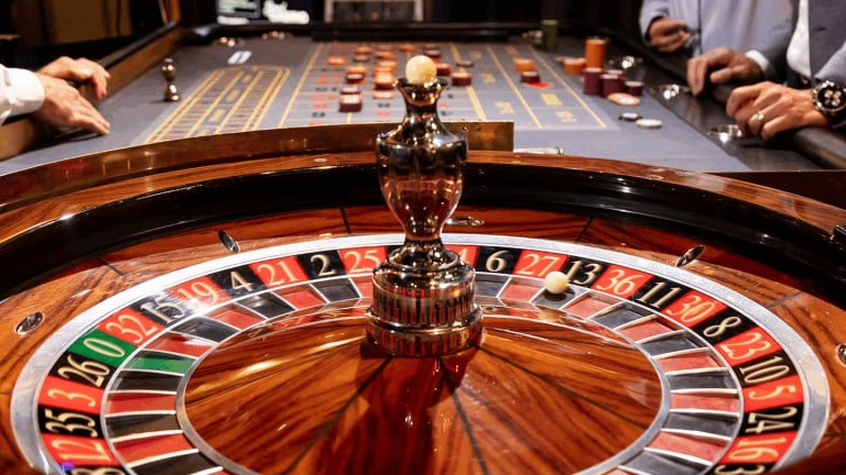 QQQ2 တိုက်ရိုက်ကာစီနိုတွင် Live Baccarat Dealer နှင့် ကစားနေသောမြင်ကွင်း